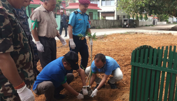 सिन्धुलीमा फूलका बिरुवा रोपेर मनाइयो विश्व वातावरण दिवस