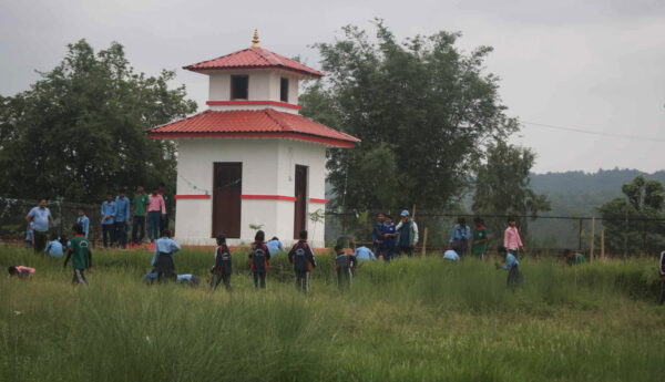 चुरे संरक्षण दिवसमा मावि डकाहाको प्राङ्गणमा वृक्षारोपण