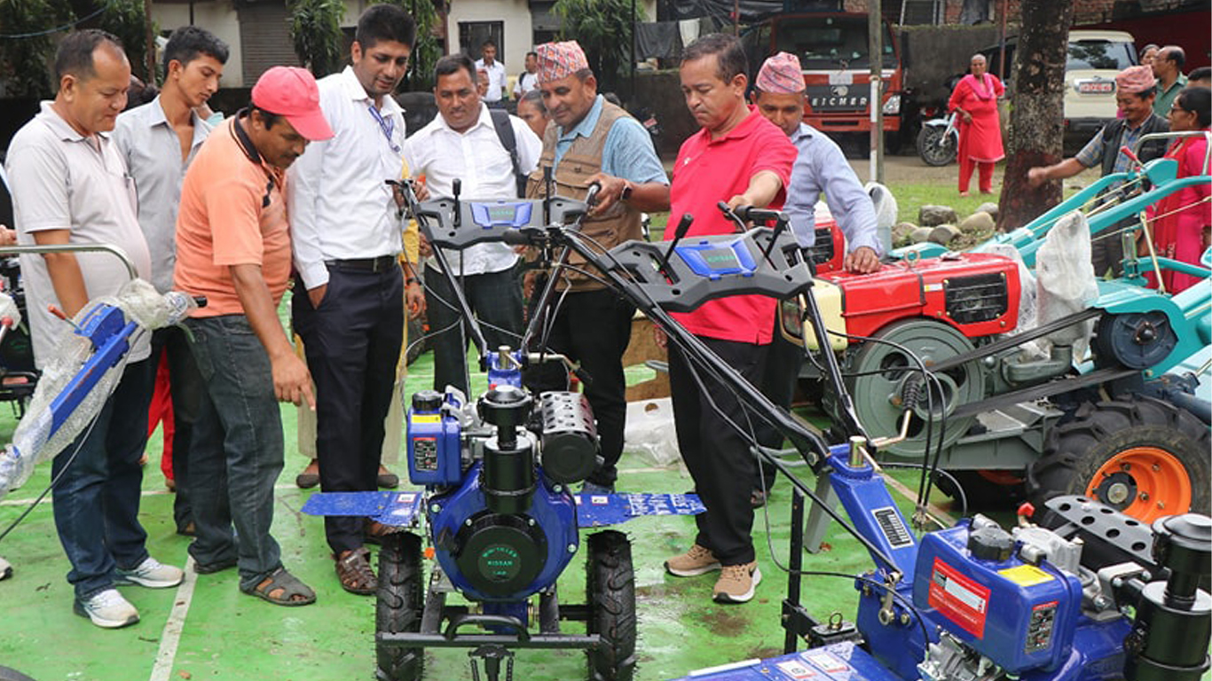  नगरपालिकाले  कृषकलाई दियो कृषि औजार 