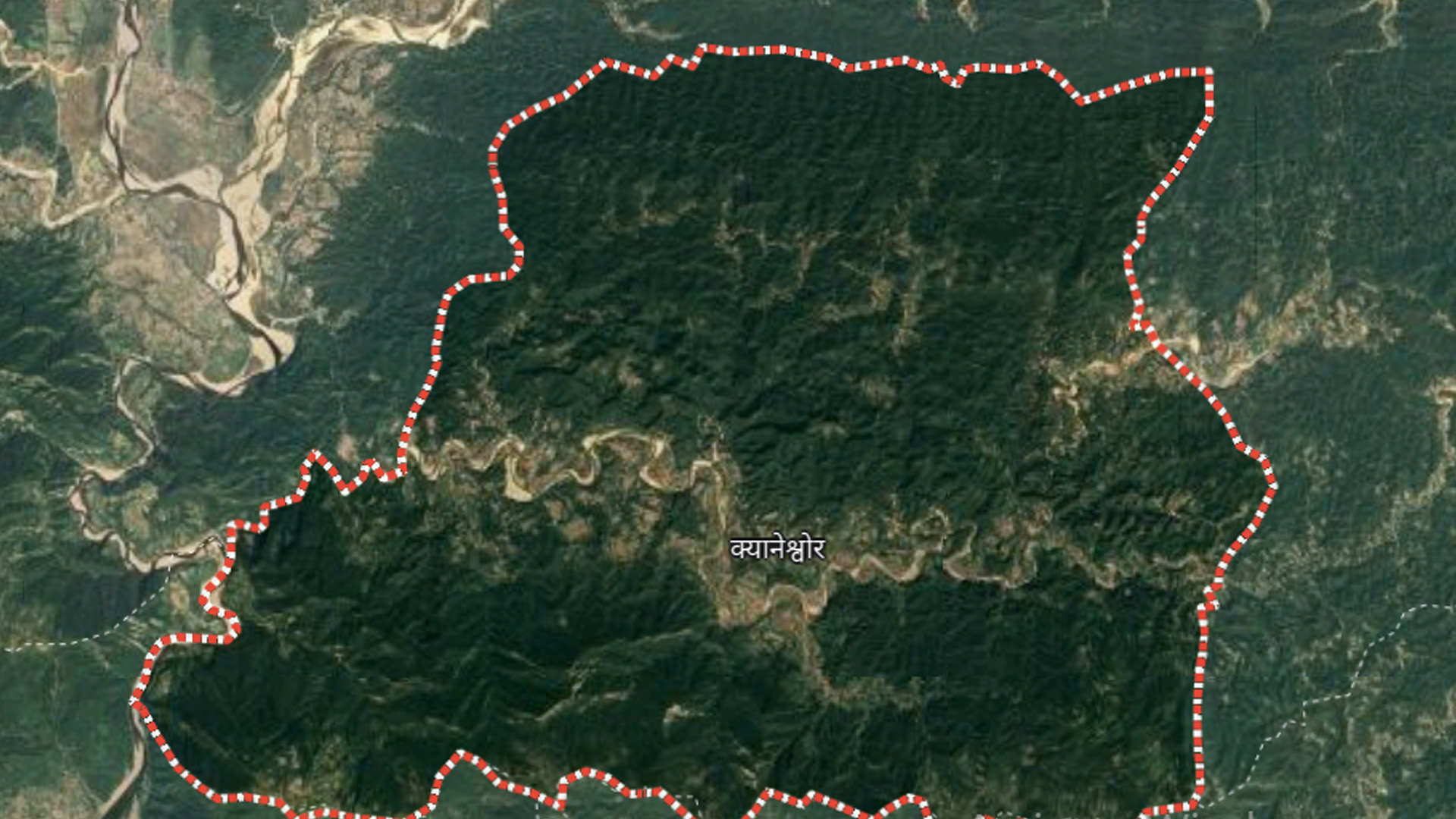 पुलको फर्मा पल्टिदा ४ घाइते 