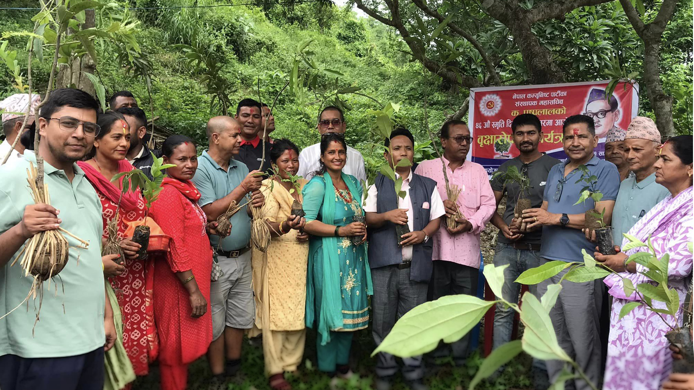 पुष्पलाल स्मृति दिवसः कमलामाई मन्दिरमा वृक्षरोपण