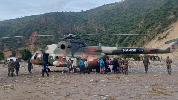  नेपालथोकमा बाढी फसेकाहरूलाई हेलिकप्टरबाट उद्धार